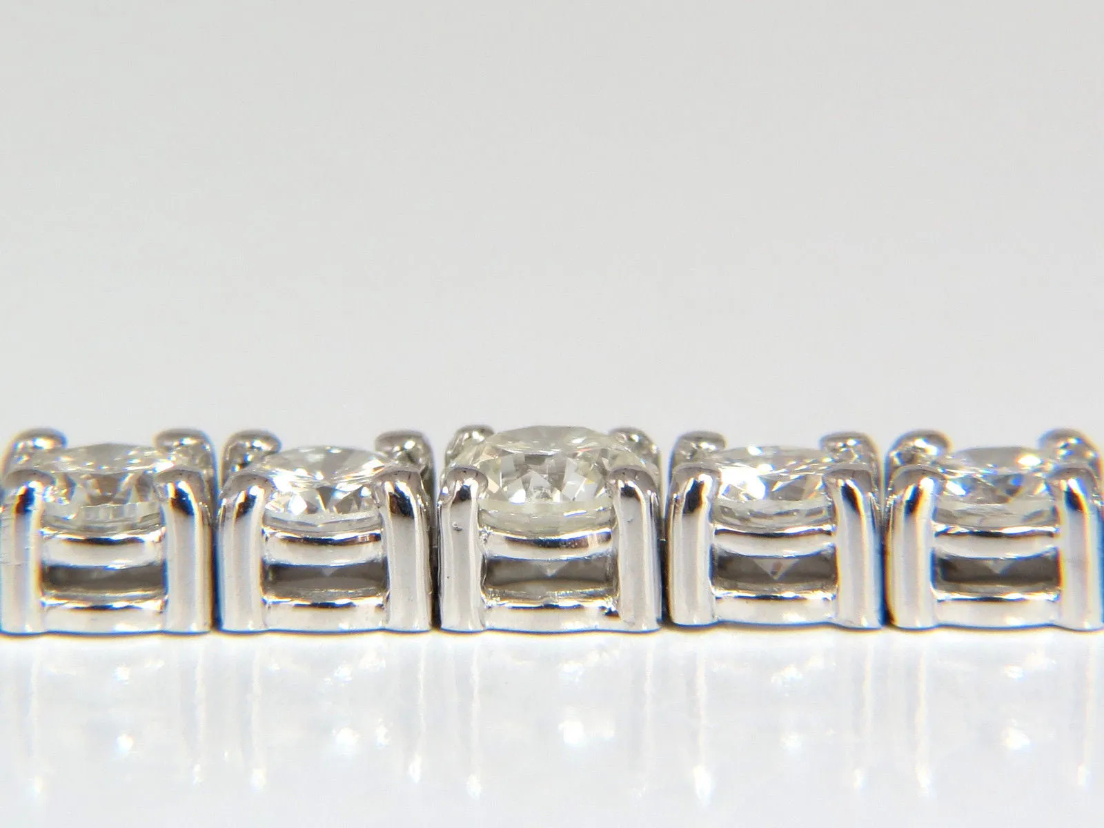4.26ct natural diamonds graduated tennis bracelet 18kt F/G Vs