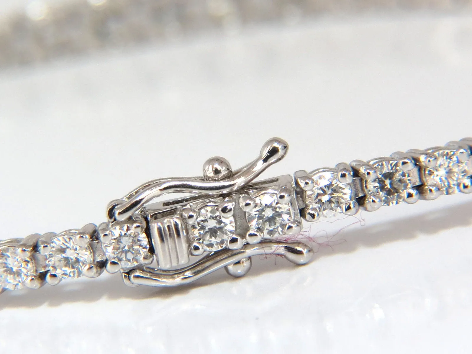 4.26ct natural diamonds graduated tennis bracelet 18kt F/G Vs