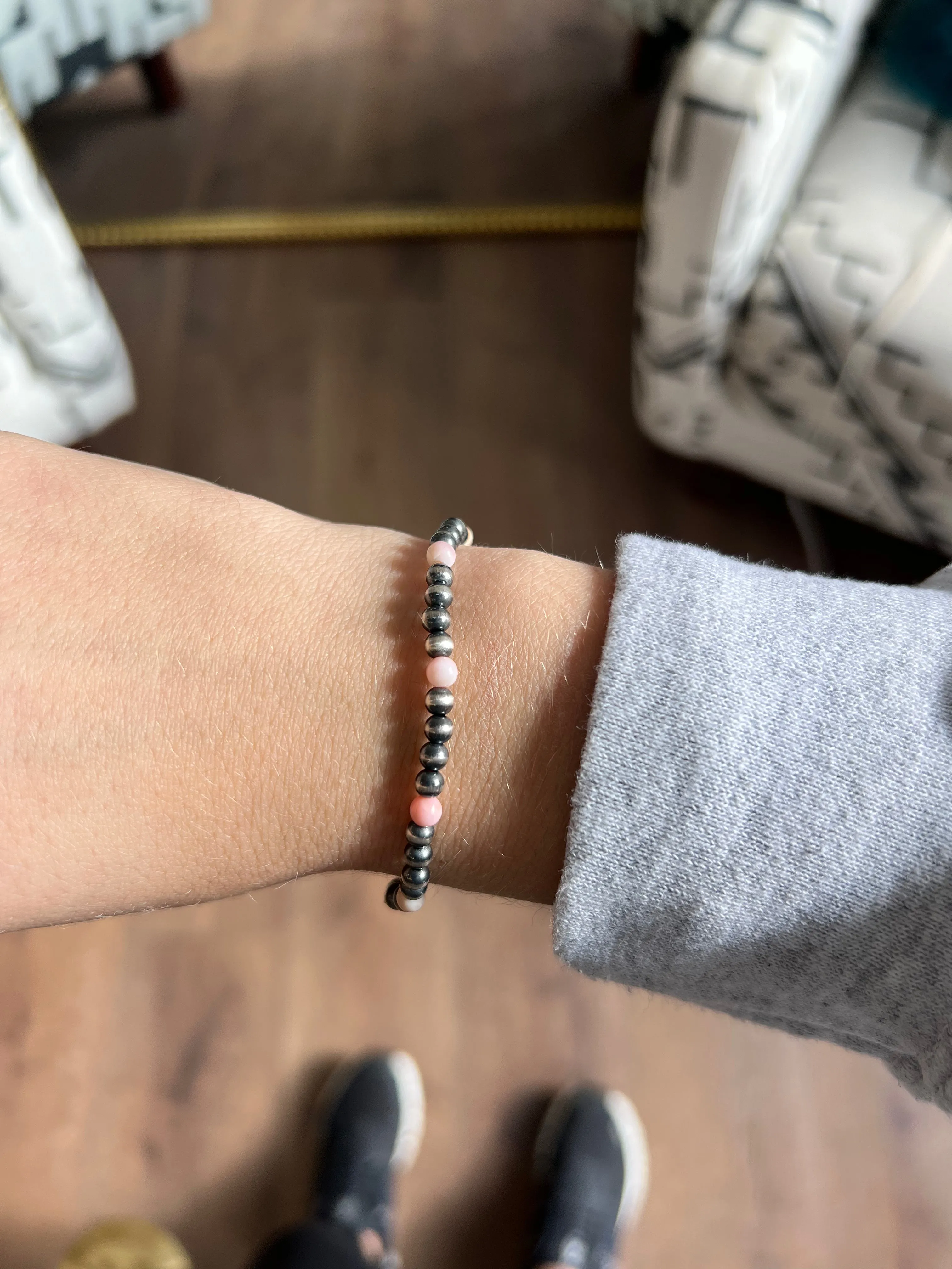 4mm Navajo Pearl Stretch Bracelet - Pink Conch