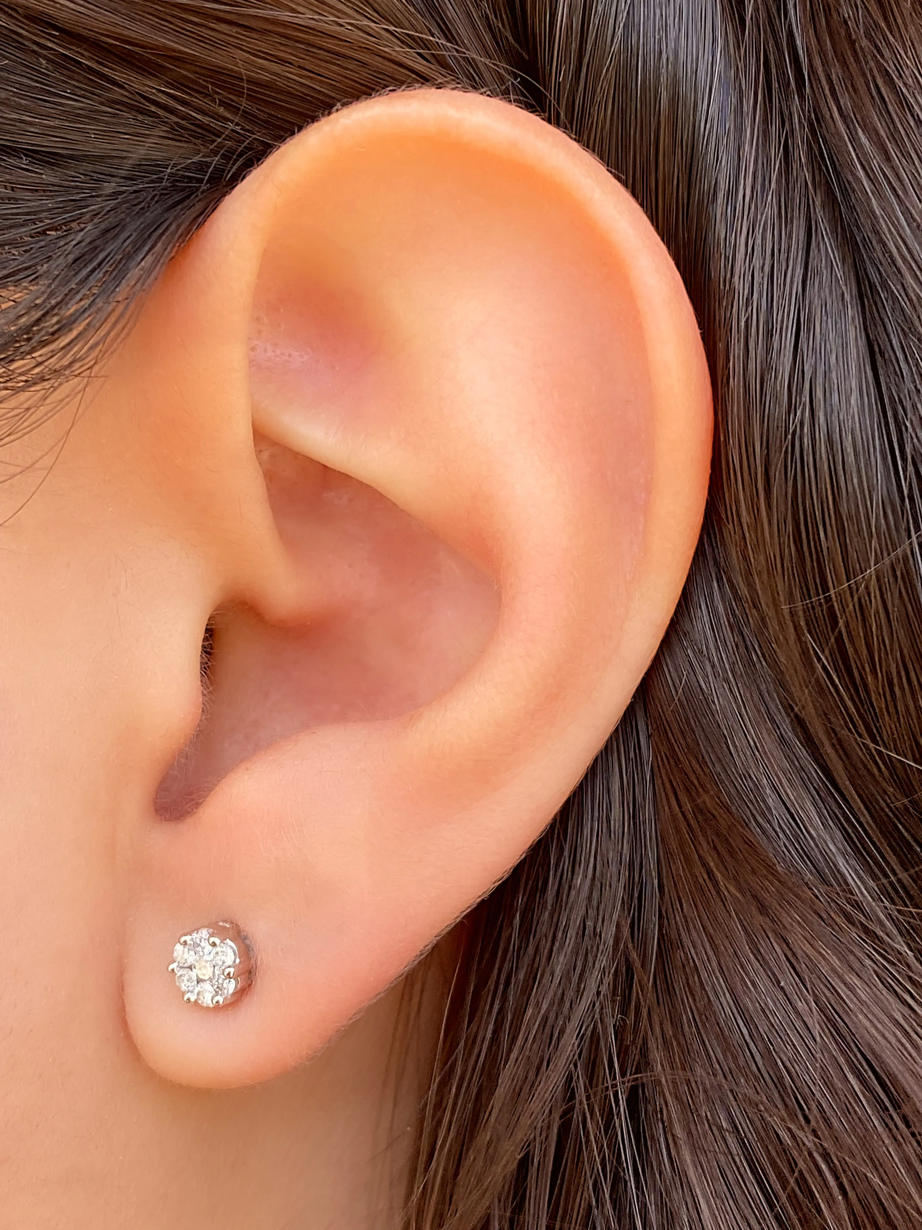 Arete de Oro Blanco 10k con Diamantes