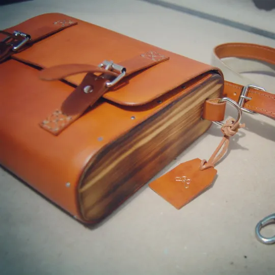CROSSBODY LEATHER WOOD PURSE