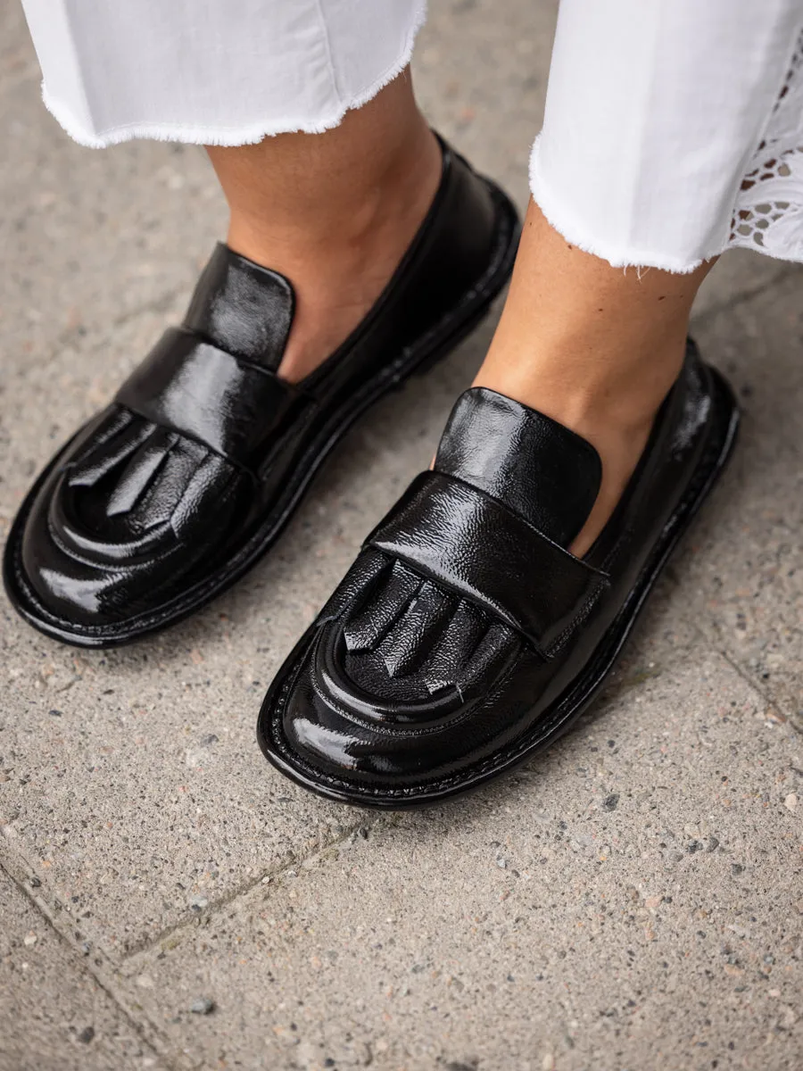 Primabase Loafer i sort lakk med frynser og sort lett gummisåle