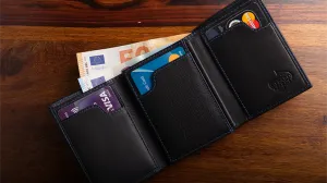 The Peek Note Wallet (Gimmick and Online Instructions) by Gerard Kearney