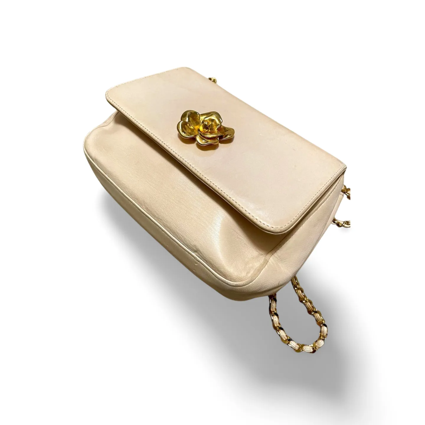 Vintage CHANEL pale pink beige lambskin chain shoulder bag with golden camellia flower motif on flap. Hard-to-find, Rare purse. 060903ac1