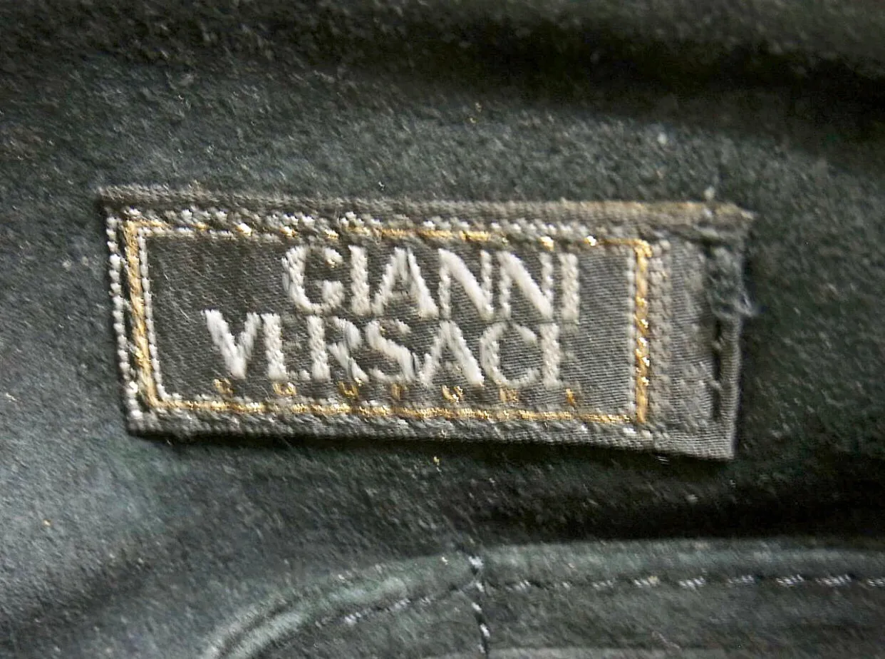 Vintage Gianni Versace black leather purse pouch, case bag with its iconic medusa face and golden logo motif charm. Unisex bag. 061122re1