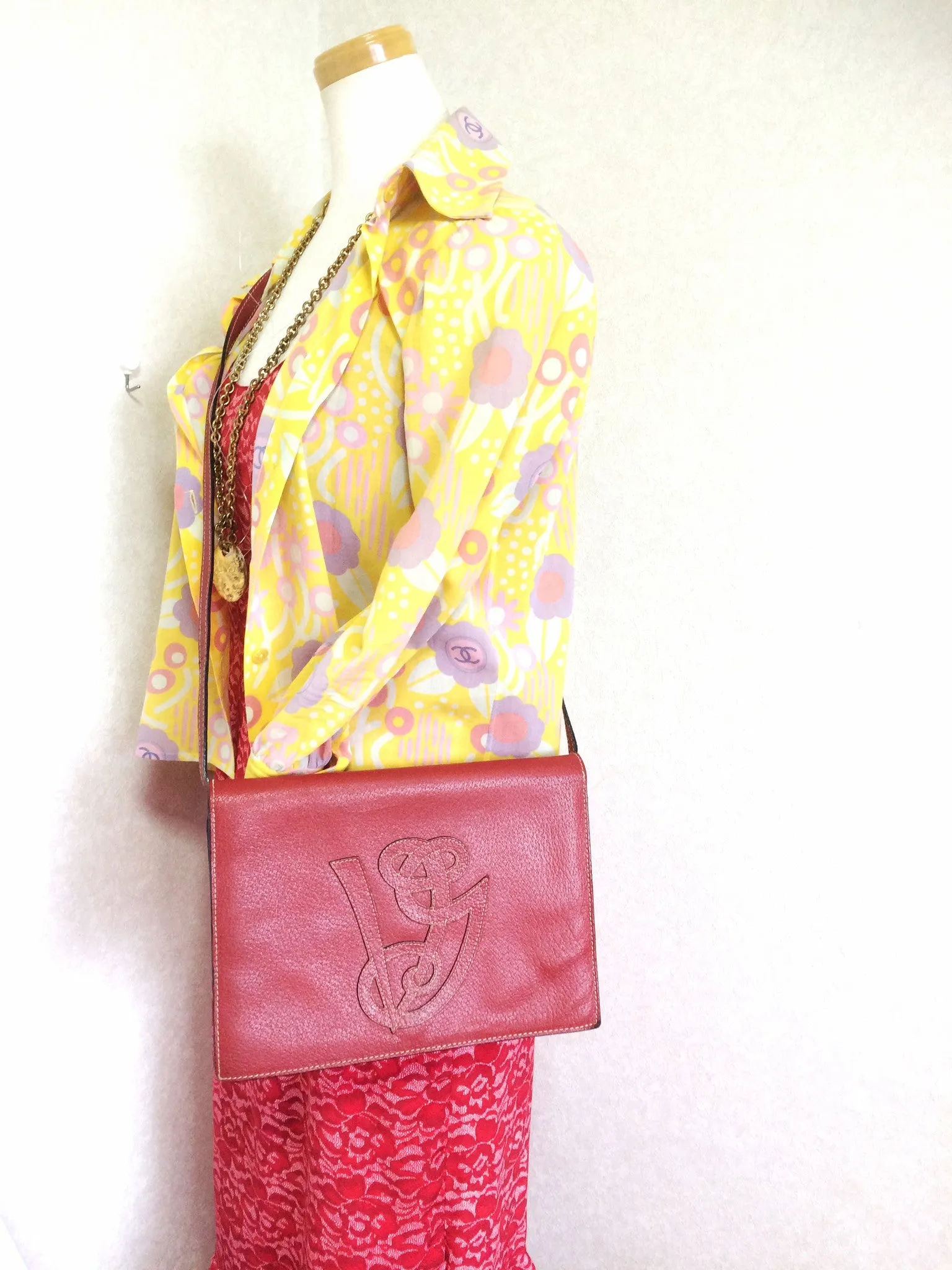 Vintage Valentino Garavani red pigskin shoulder clutch bag with unique logo stitch mark.